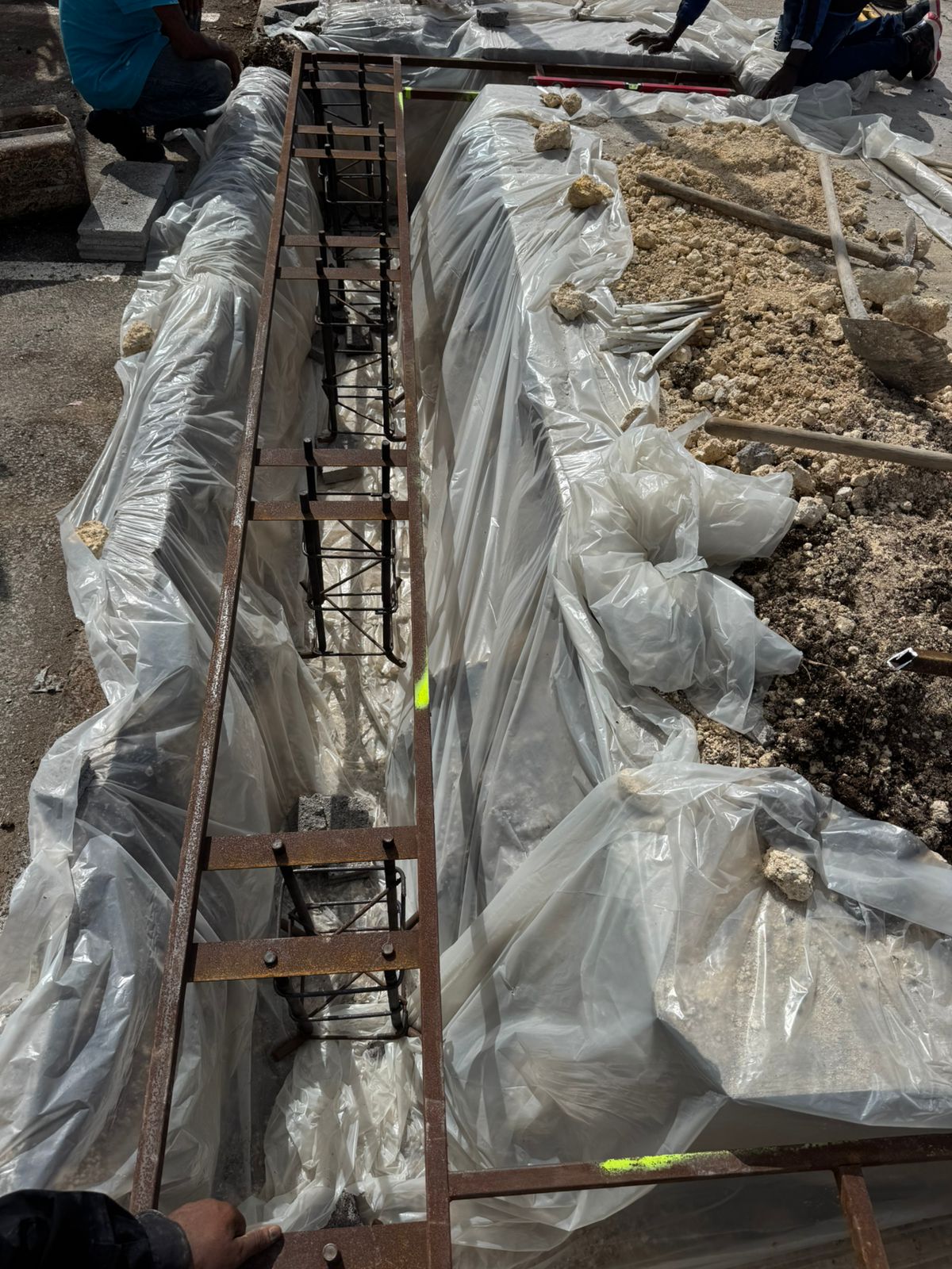 Préparer les fondations — chantier de l’abribus du CHU de la Guadeloupe