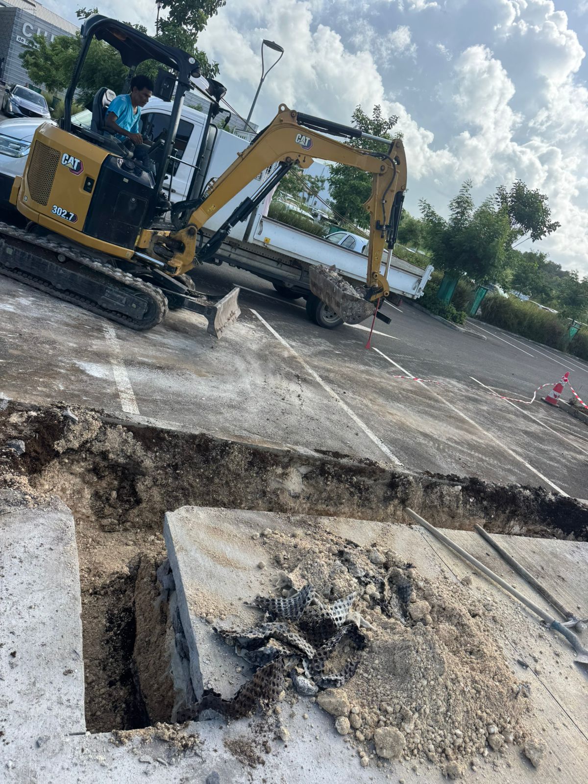 Préparer le terrain — chantier de l’abribus du CHU de la Guadeloupe
