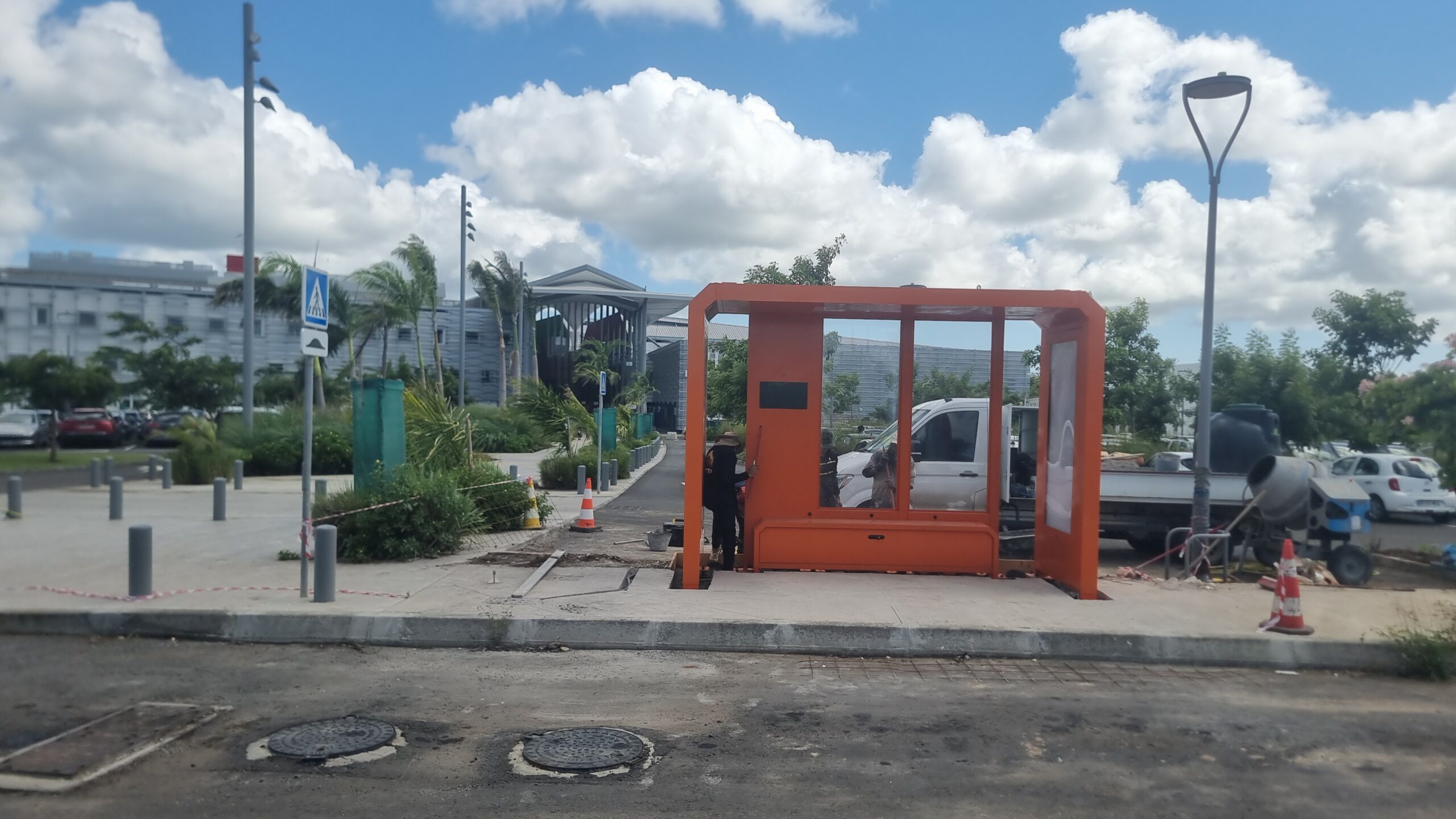 Mettre en place — chantier de l’abribus du CHU de la Guadeloupe
