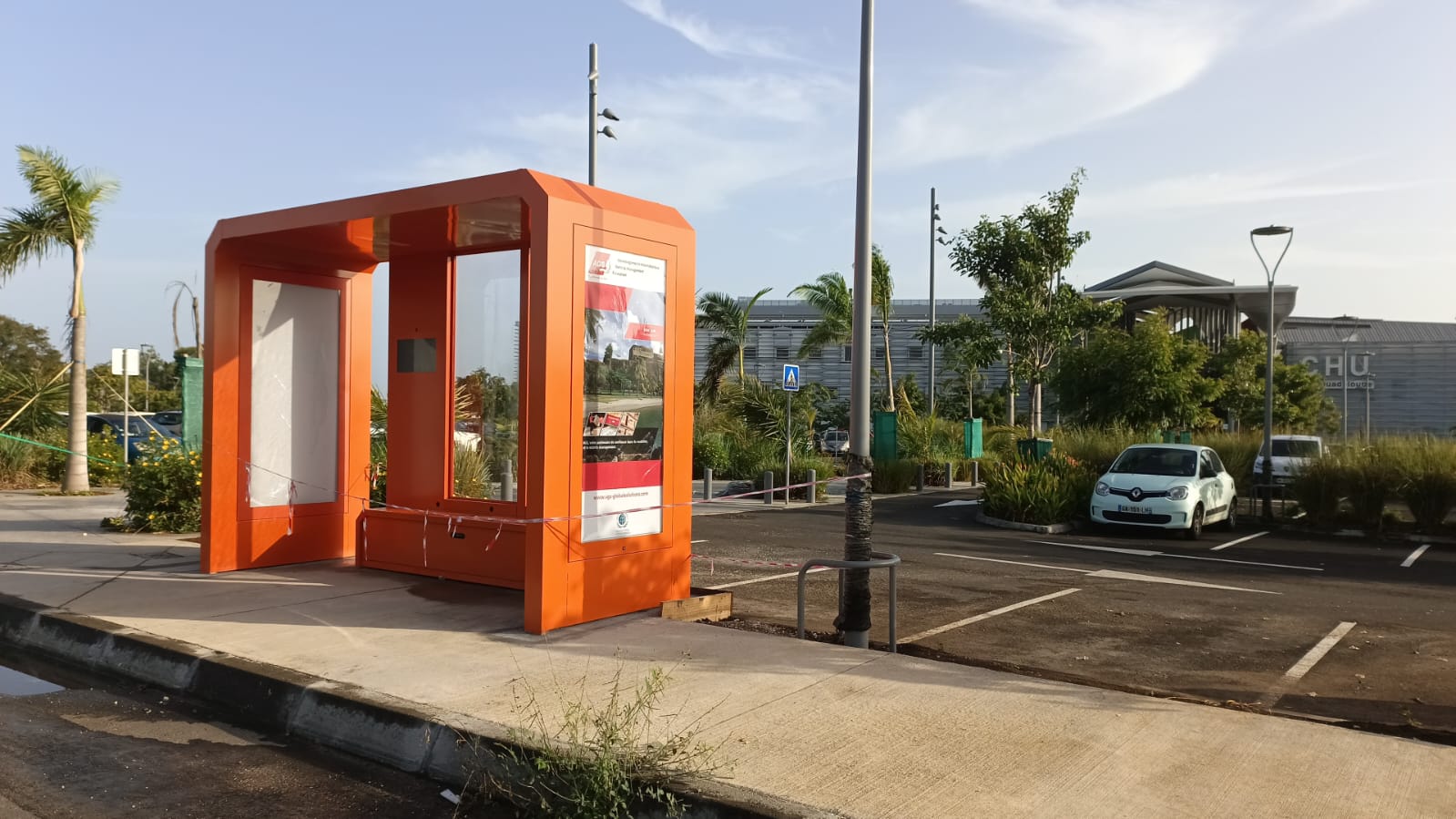Abribus orange installé par SPOCONLINE ADS sur le site du CHU de la Guadeloupe