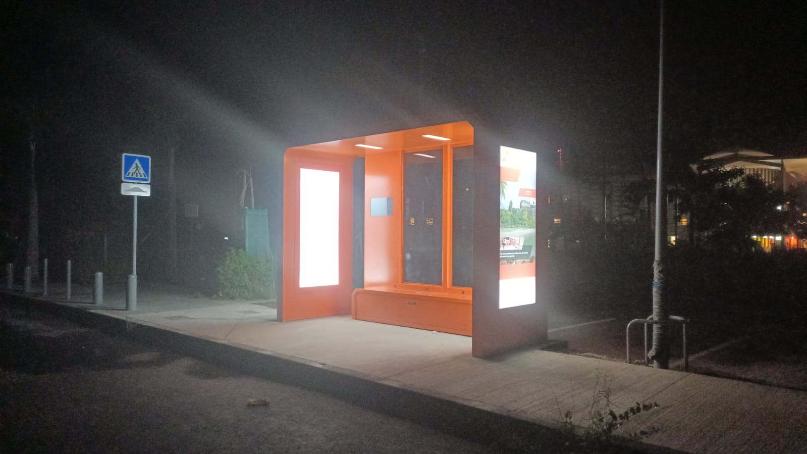 Abribus du CHU de nuit : éclairage sous toiture et affichages lumineux