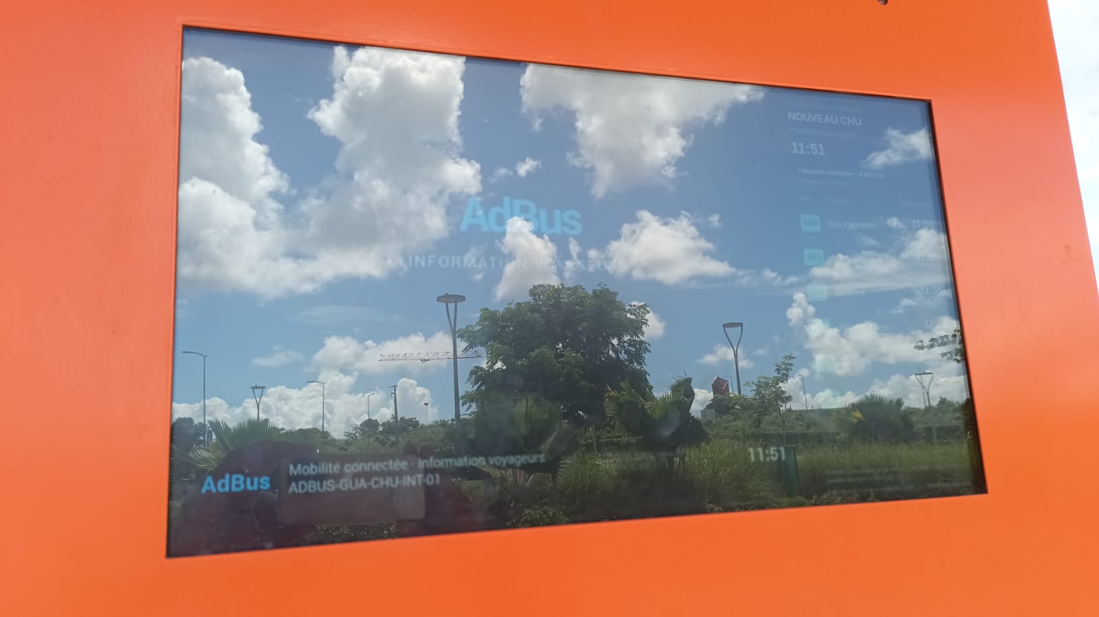 Intégrer l’affichage — chantier de l’abribus du CHU de la Guadeloupe